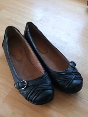 Yuu Black Flats Buckle Size 8.5 M